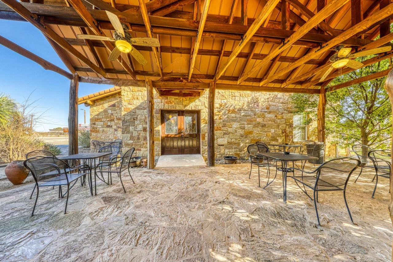 The Olive @ Mendelbaum Winery Guest Cabins Hotel Fredericksburg Buitenkant foto